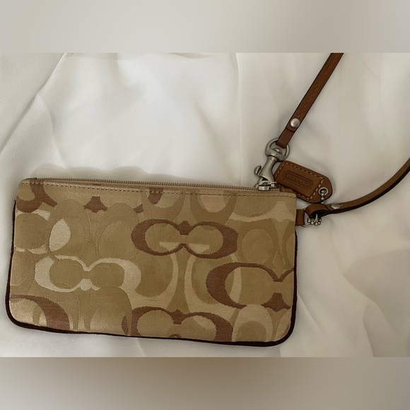 **Sold** Coach Hamptons Optic Signature Capacity Wristlet - Picture 5 of 7